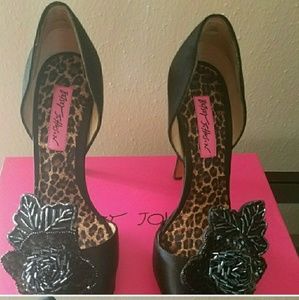 Sz 7 Satin black pumps